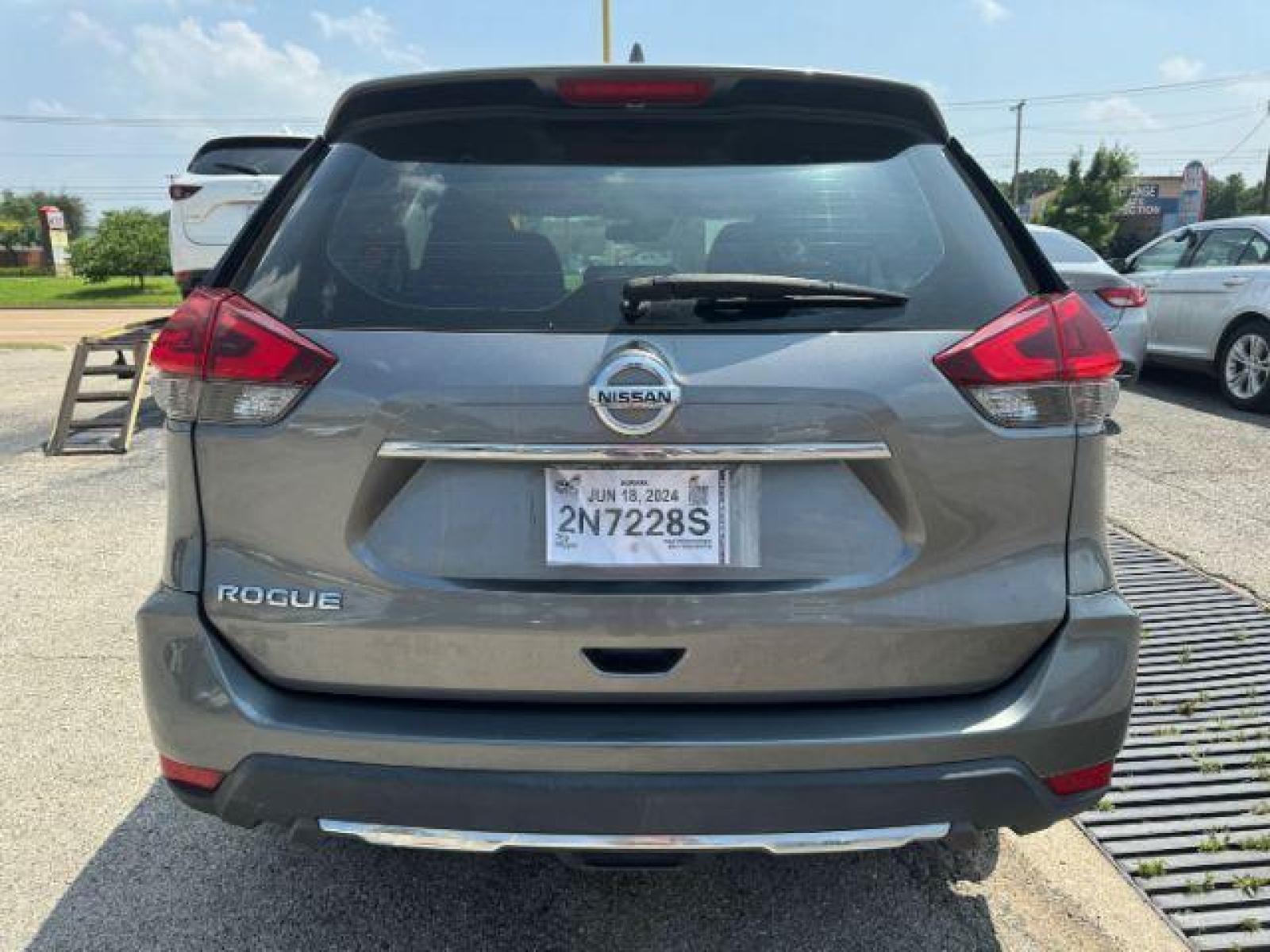 2019 GRAY Nissan Rogue S 2WD (JN8AT2MT7KW) with an 2.5L L4 DOHC 16V engine, Continuously Variabl transmission, located at 2715 W Pioneer Pkwy, Arlington, TX, 76013, (817) 265-9009, 32.710262, -97.153236 - Photo #7
