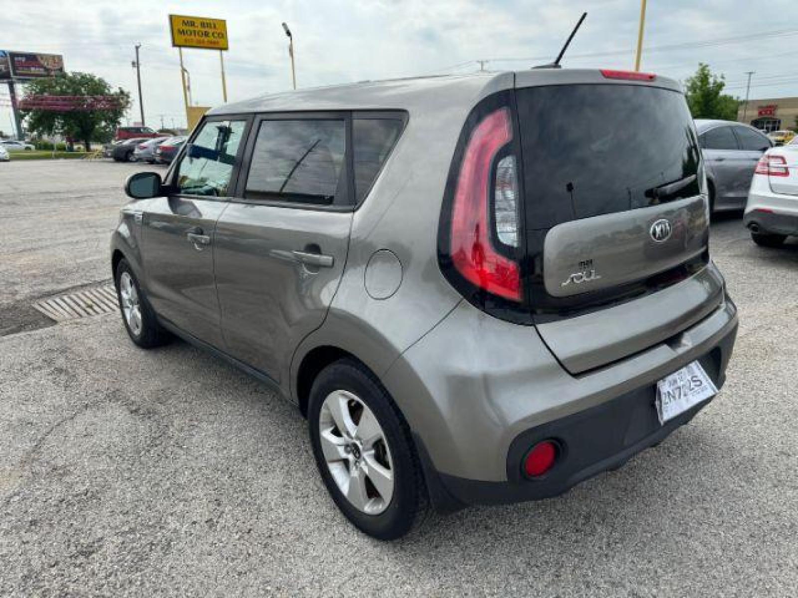 2018 GRAY Kia Soul Base 6A (KNDJN2A27J7) with an 1.6L L4 DOHC 16V engine, 6-Speed Automatic transmission, located at 2715 W Pioneer Pkwy, Arlington, TX, 76013, (817) 265-9009, 32.710262, -97.153236 - Photo #9