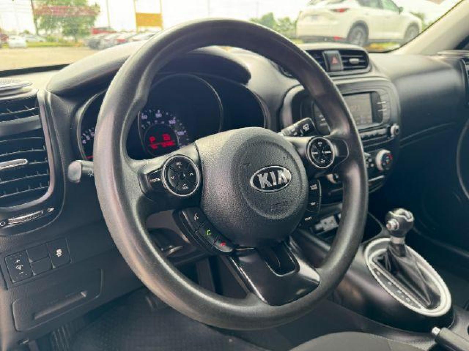2018 GRAY Kia Soul Base 6A (KNDJN2A27J7) with an 1.6L L4 DOHC 16V engine, 6-Speed Automatic transmission, located at 2715 W Pioneer Pkwy, Arlington, TX, 76013, (817) 265-9009, 32.710262, -97.153236 - Photo #15