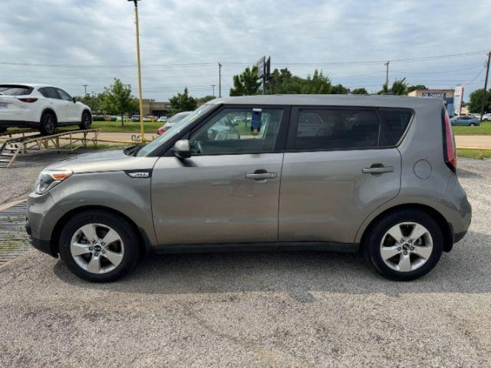 2018 GRAY Kia Soul Base 6A (KNDJN2A27J7) with an 1.6L L4 DOHC 16V engine, 6-Speed Automatic transmission, located at 2715 W Pioneer Pkwy, Arlington, TX, 76013, (817) 265-9009, 32.710262, -97.153236 - Photo #2