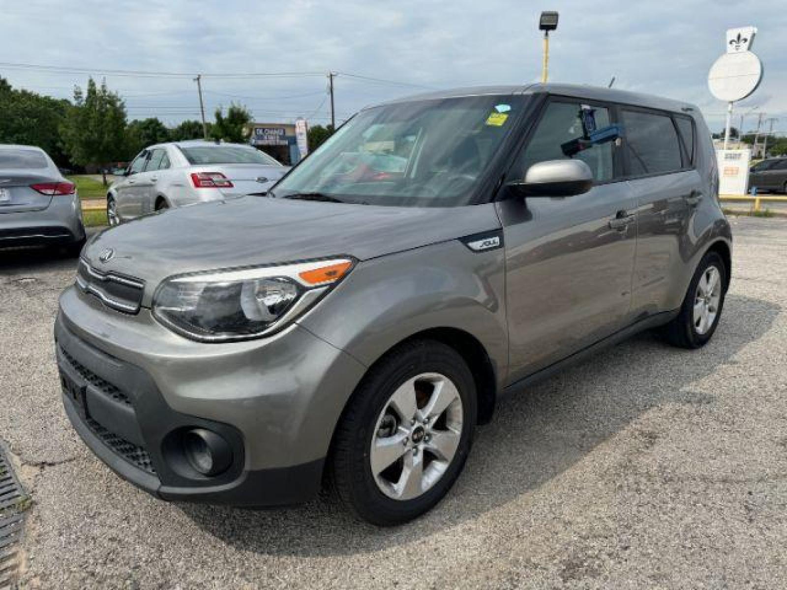 2018 GRAY Kia Soul Base 6A (KNDJN2A27J7) with an 1.6L L4 DOHC 16V engine, 6-Speed Automatic transmission, located at 2715 W Pioneer Pkwy, Arlington, TX, 76013, (817) 265-9009, 32.710262, -97.153236 - Photo #3