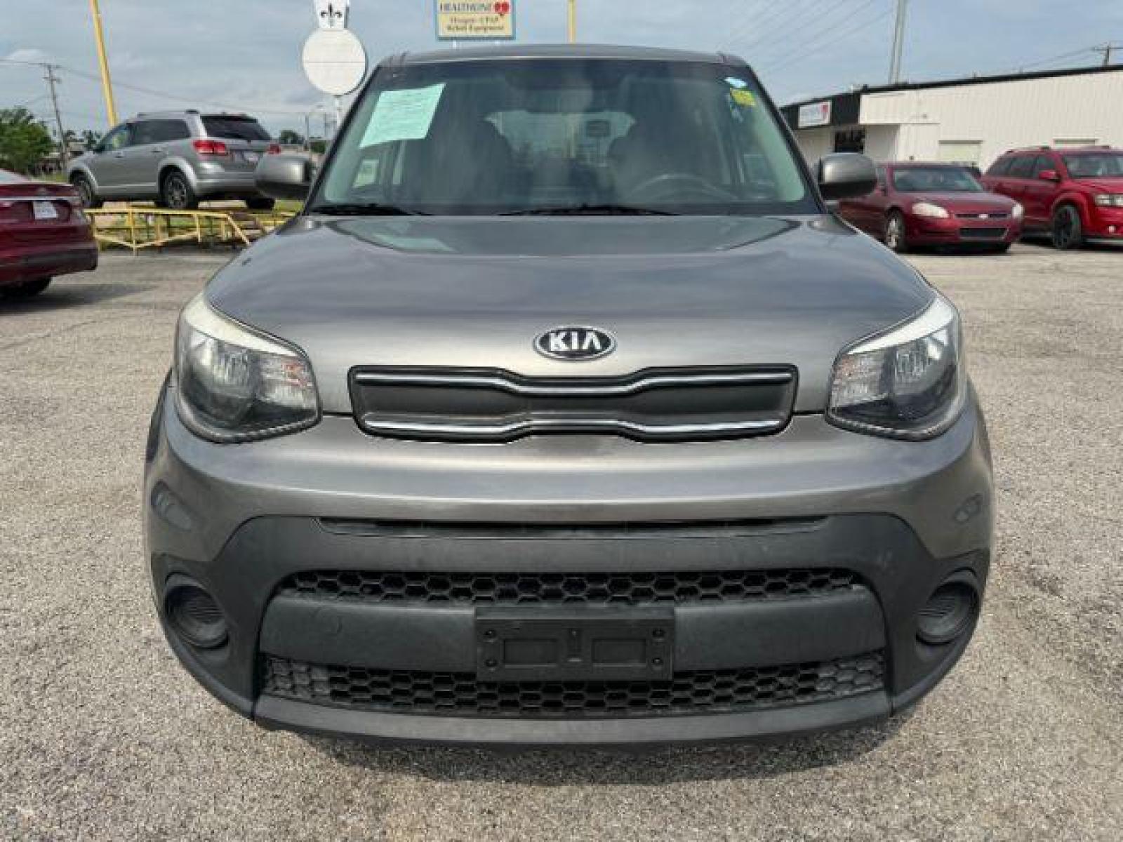 2018 GRAY Kia Soul Base 6A (KNDJN2A27J7) with an 1.6L L4 DOHC 16V engine, 6-Speed Automatic transmission, located at 2715 W Pioneer Pkwy, Arlington, TX, 76013, (817) 265-9009, 32.710262, -97.153236 - Photo #4