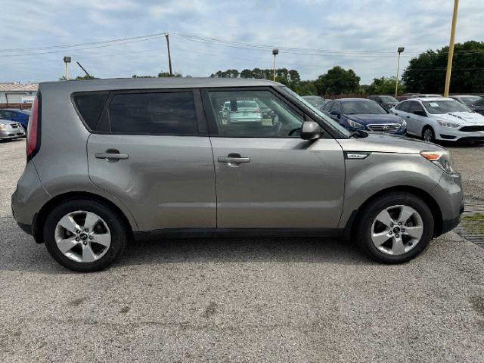 2018 GRAY Kia Soul Base 6A (KNDJN2A27J7) with an 1.6L L4 DOHC 16V engine, 6-Speed Automatic transmission, located at 2715 W Pioneer Pkwy, Arlington, TX, 76013, (817) 265-9009, 32.710262, -97.153236 - Photo #6
