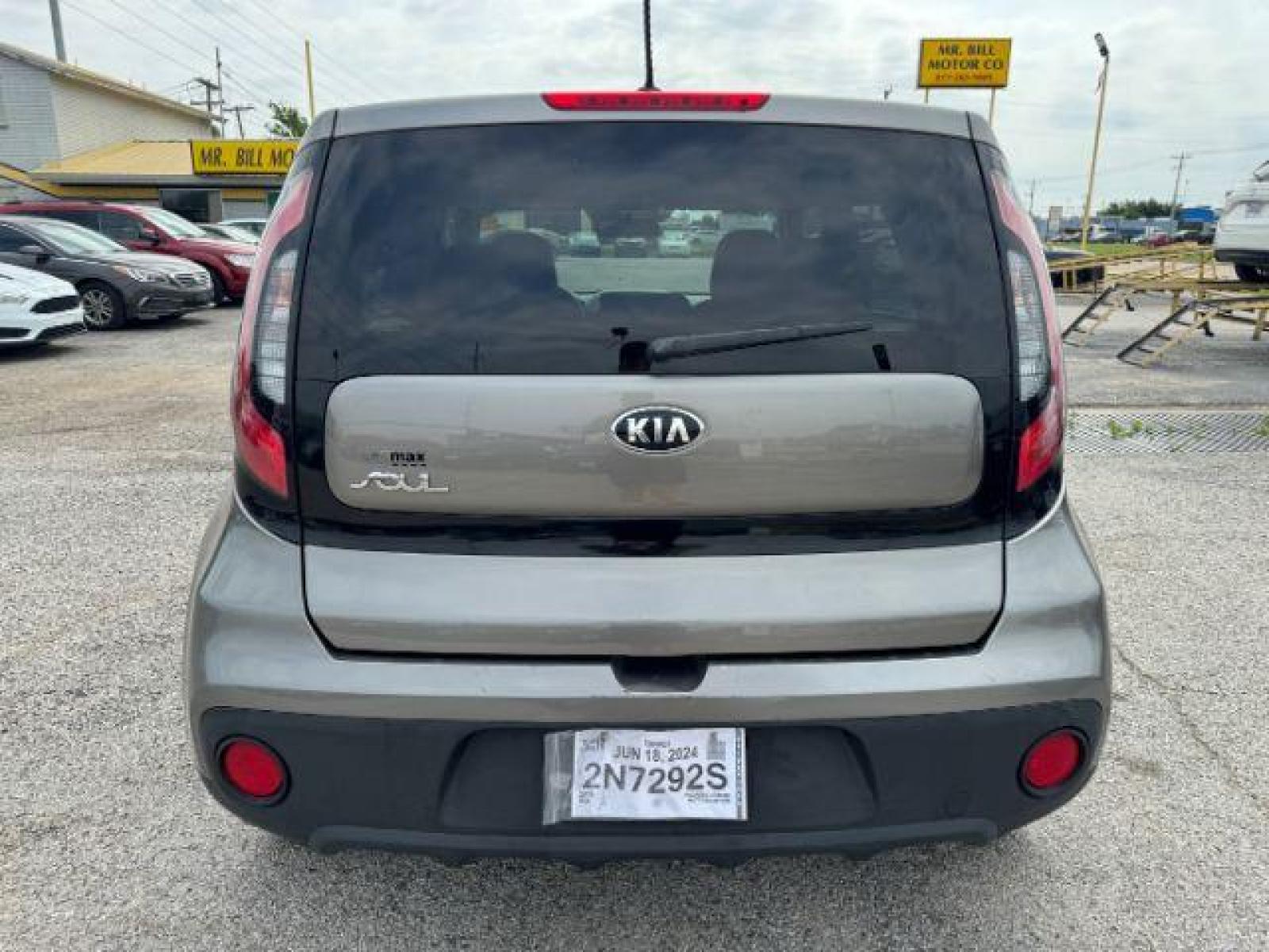 2018 GRAY Kia Soul Base 6A (KNDJN2A27J7) with an 1.6L L4 DOHC 16V engine, 6-Speed Automatic transmission, located at 2715 W Pioneer Pkwy, Arlington, TX, 76013, (817) 265-9009, 32.710262, -97.153236 - Photo #8