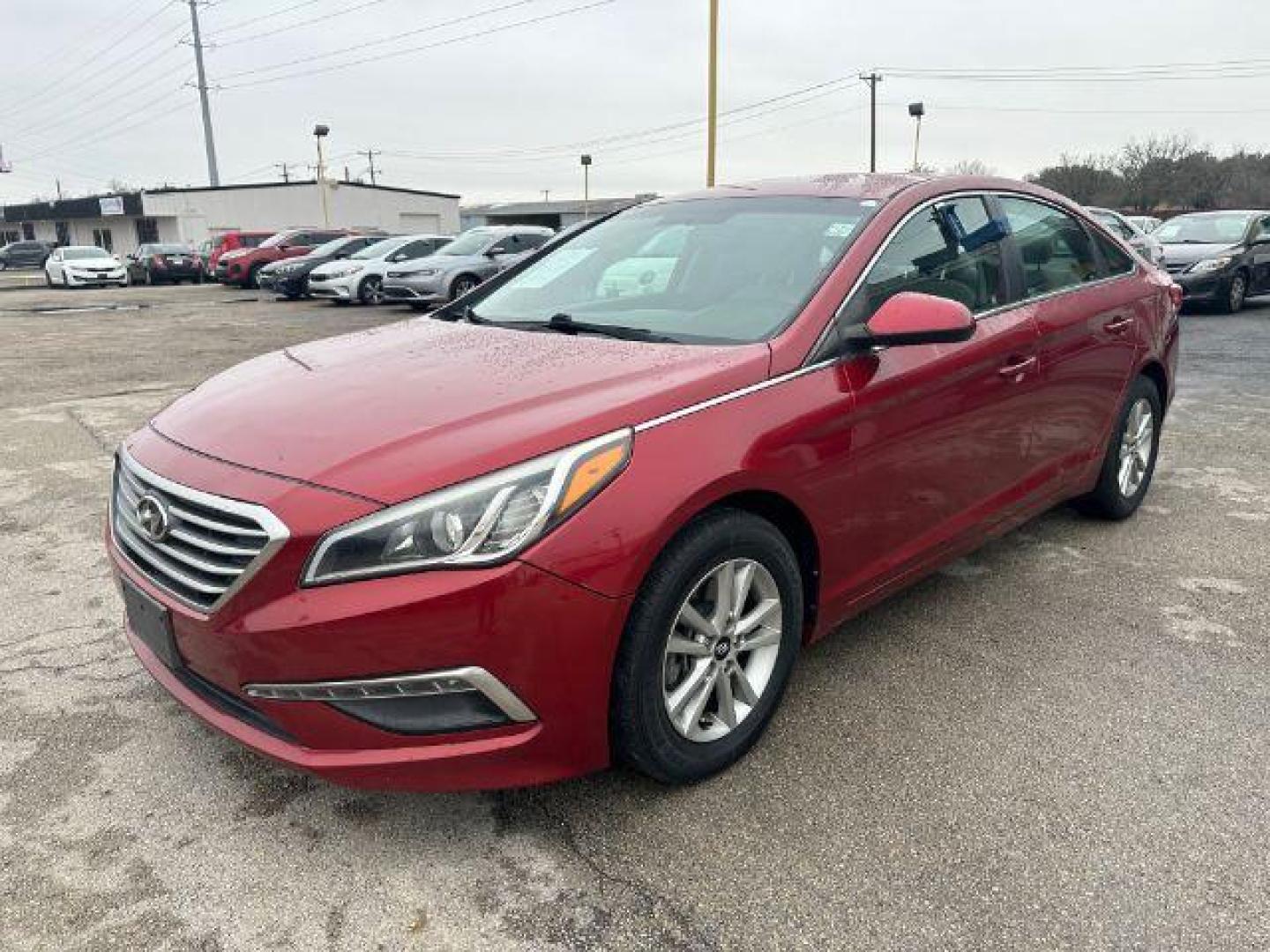 2015 Red Hyundai Sonata SE (5NPE24AF5FH) with an 2.4L L4 DOHC 16V engine, 7-Speed Automatic transmission, located at 2715 W Pioneer Pkwy, Arlington, TX, 76013, (817) 265-9009, 32.710262, -97.153236 - Photo#2