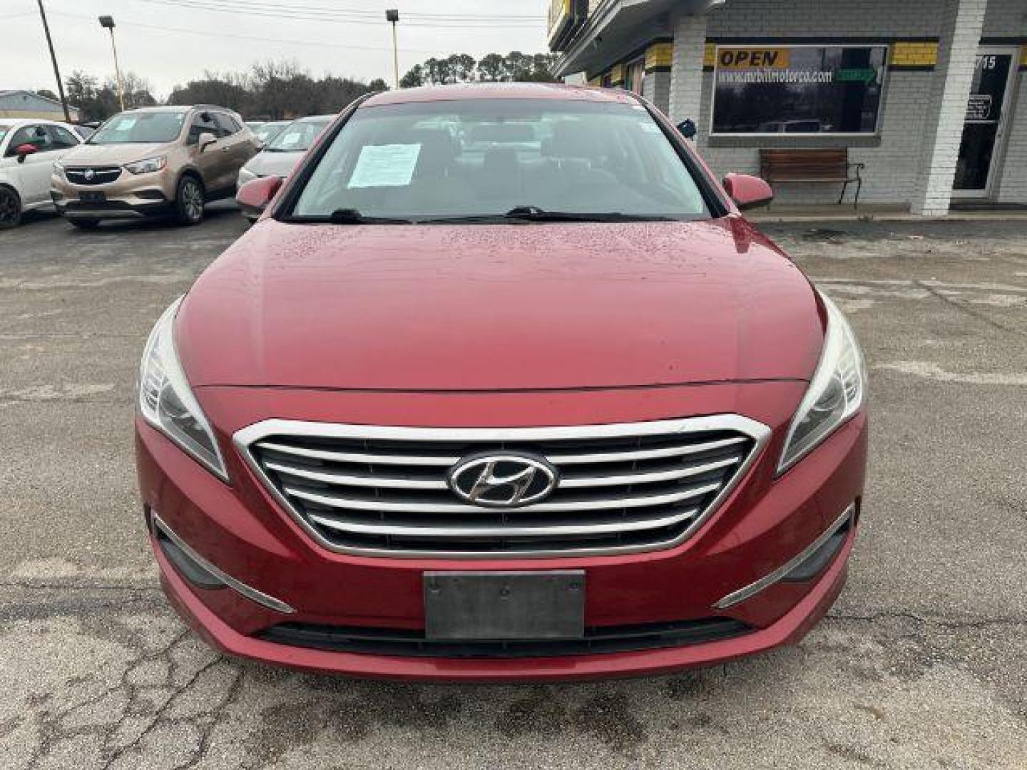 2015 Red Hyundai Sonata SE (5NPE24AF5FH) with an 2.4L L4 DOHC 16V engine, 7-Speed Automatic transmission, located at 2715 W Pioneer Pkwy, Arlington, TX, 76013, (817) 265-9009, 32.710262, -97.153236 - Photo#3