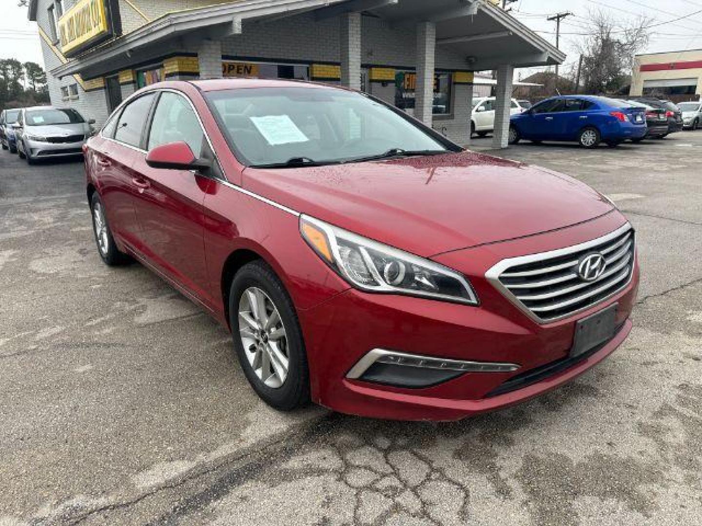 2015 Red Hyundai Sonata SE (5NPE24AF5FH) with an 2.4L L4 DOHC 16V engine, 7-Speed Automatic transmission, located at 2715 W Pioneer Pkwy, Arlington, TX, 76013, (817) 265-9009, 32.710262, -97.153236 - Photo#4
