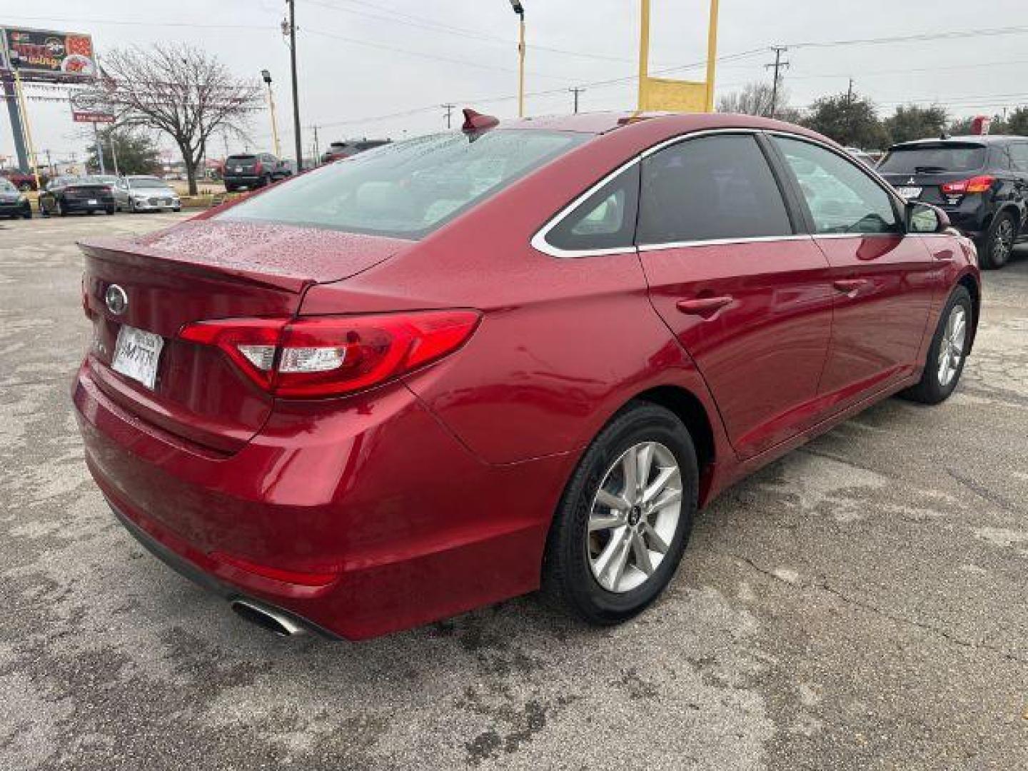 2015 Red Hyundai Sonata SE (5NPE24AF5FH) with an 2.4L L4 DOHC 16V engine, 7-Speed Automatic transmission, located at 2715 W Pioneer Pkwy, Arlington, TX, 76013, (817) 265-9009, 32.710262, -97.153236 - Photo#6