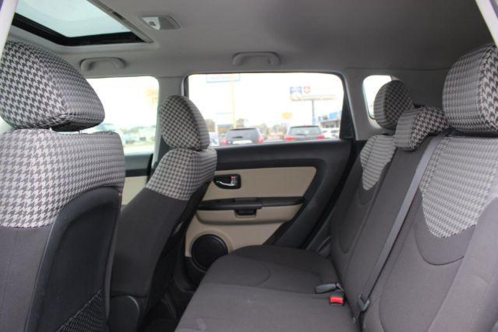 2013 Brown Kia Soul ! (KNDJT2A6XD7) with an 2.0L L4 DOHC 16V engine, located at 2715 W Pioneer Pkwy, Arlington, TX, 76013, (817) 265-9009, 32.710262, -97.153236 - Photo#9