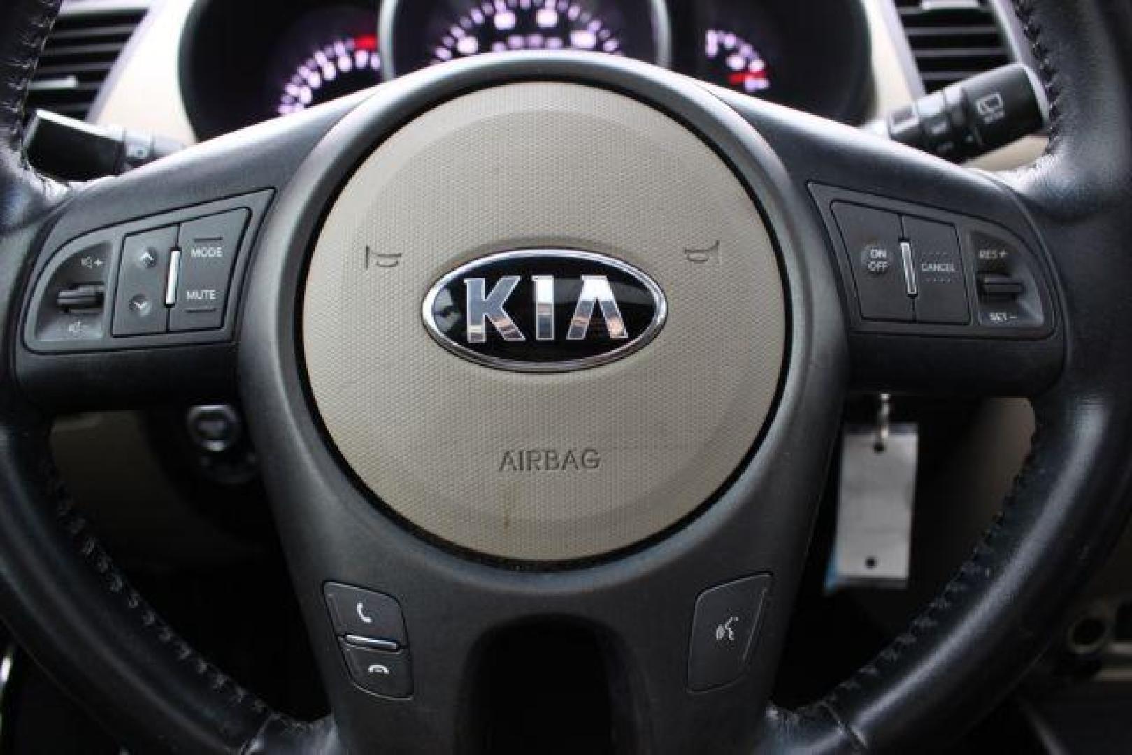 2013 Brown Kia Soul ! (KNDJT2A6XD7) with an 2.0L L4 DOHC 16V engine, located at 2715 W Pioneer Pkwy, Arlington, TX, 76013, (817) 265-9009, 32.710262, -97.153236 - Photo#17