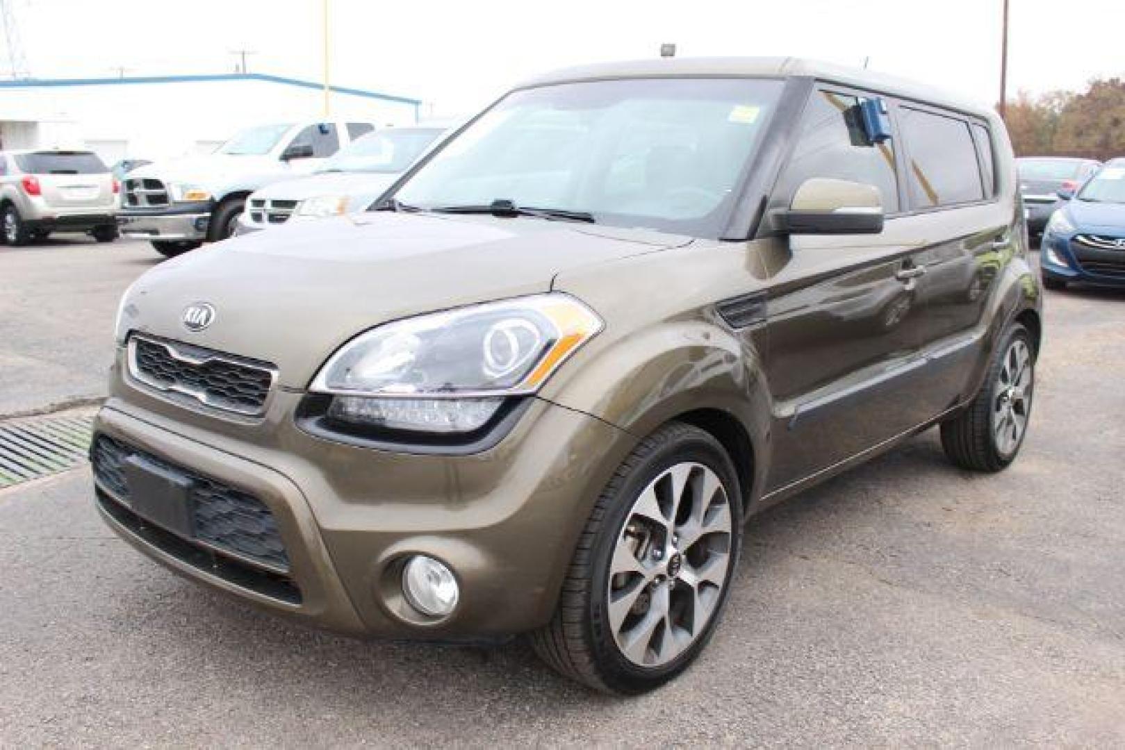 2013 Brown Kia Soul ! (KNDJT2A6XD7) with an 2.0L L4 DOHC 16V engine, located at 2715 W Pioneer Pkwy, Arlington, TX, 76013, (817) 265-9009, 32.710262, -97.153236 - Photo#2