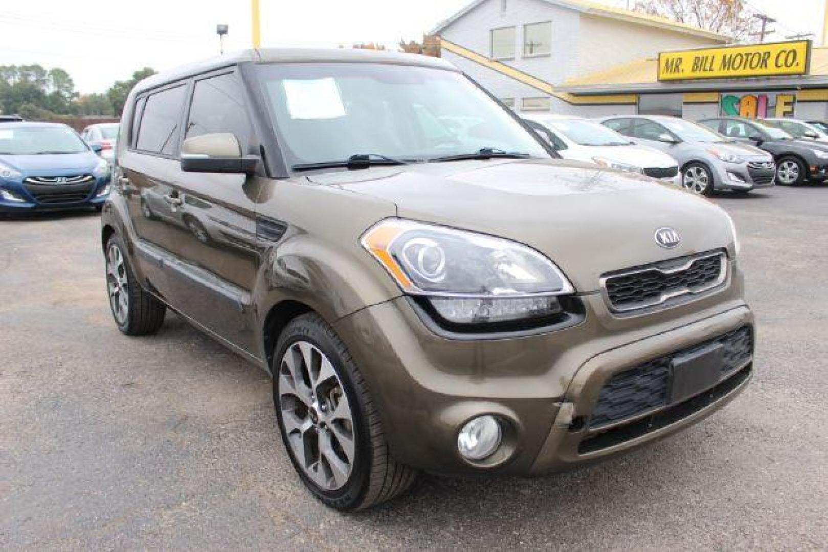 2013 Brown Kia Soul ! (KNDJT2A6XD7) with an 2.0L L4 DOHC 16V engine, located at 2715 W Pioneer Pkwy, Arlington, TX, 76013, (817) 265-9009, 32.710262, -97.153236 - Photo#4