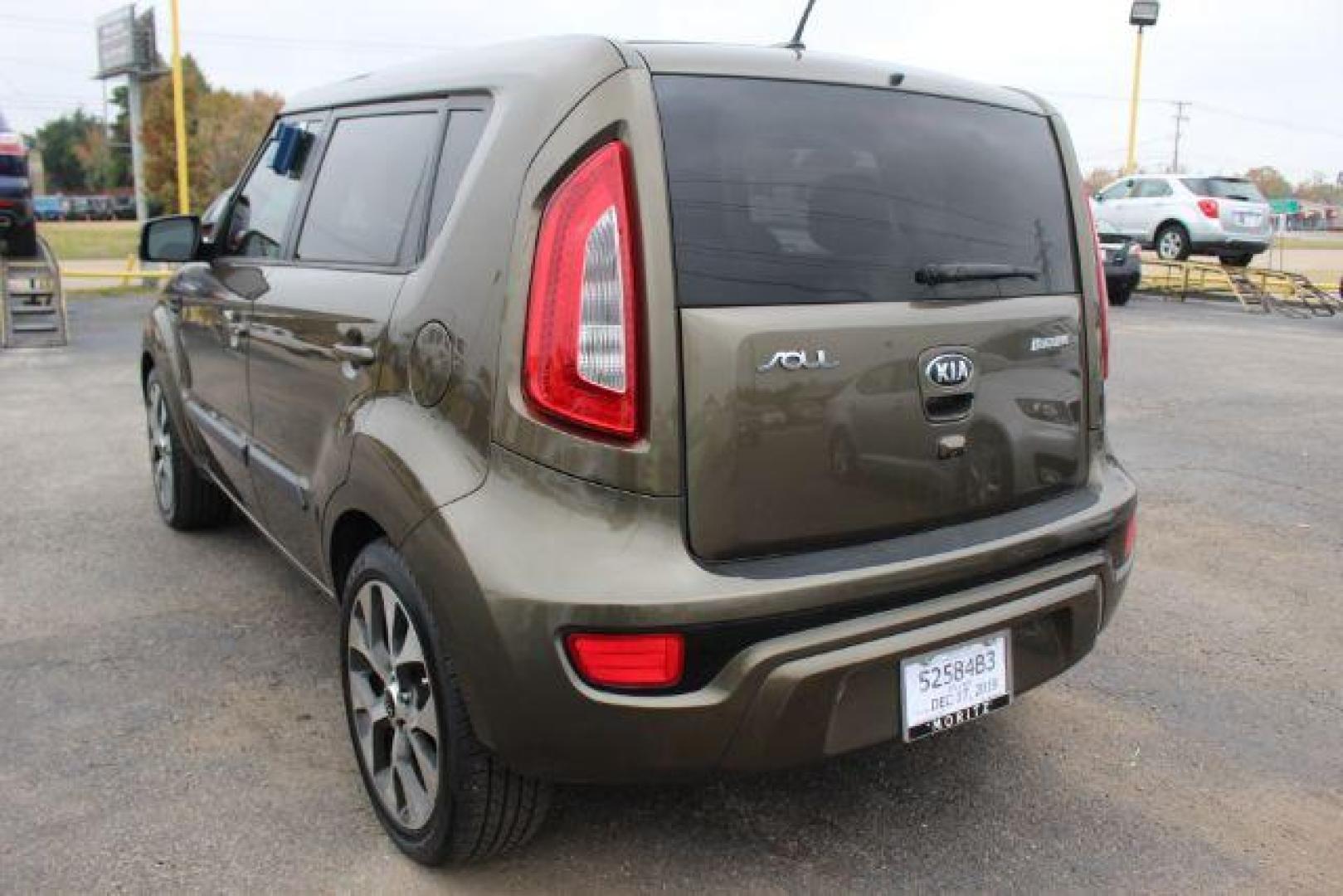 2013 Brown Kia Soul ! (KNDJT2A6XD7) with an 2.0L L4 DOHC 16V engine, located at 2715 W Pioneer Pkwy, Arlington, TX, 76013, (817) 265-9009, 32.710262, -97.153236 - Photo#7