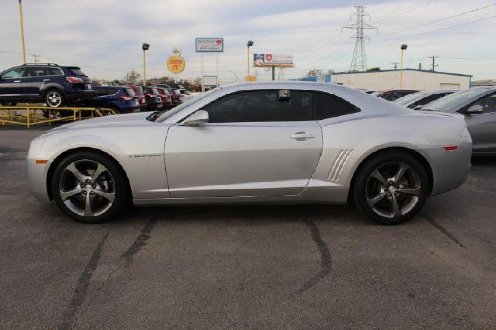 2013 SILVER Chevrolet Camaro Coupe 2LT (2G1FC1E36D9) with an 3.6L V6 DOHC 24V FFV engine, 6-Speed Automatic transmission, located at 2715 W Pioneer Pkwy, Arlington, TX, 76013, (817) 265-9009, 32.710262, -97.153236 - Photo#1