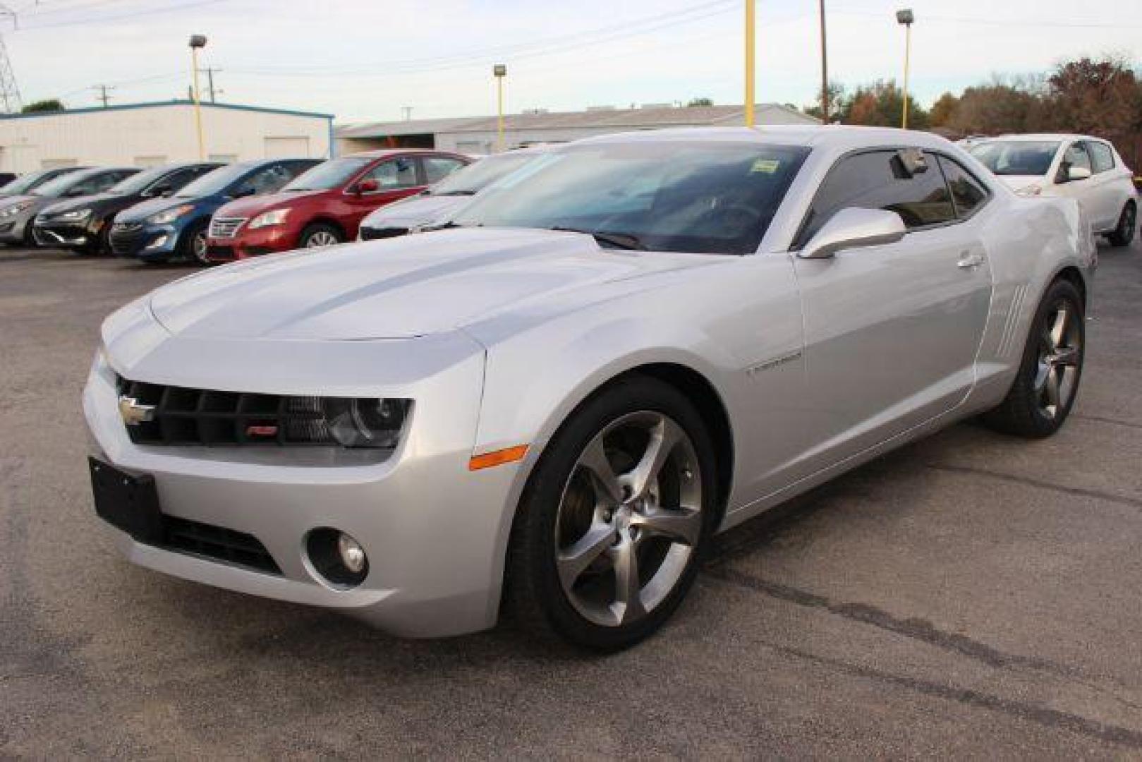 2013 SILVER Chevrolet Camaro Coupe 2LT (2G1FC1E36D9) with an 3.6L V6 DOHC 24V FFV engine, 6-Speed Automatic transmission, located at 2715 W Pioneer Pkwy, Arlington, TX, 76013, (817) 265-9009, 32.710262, -97.153236 - Photo#2