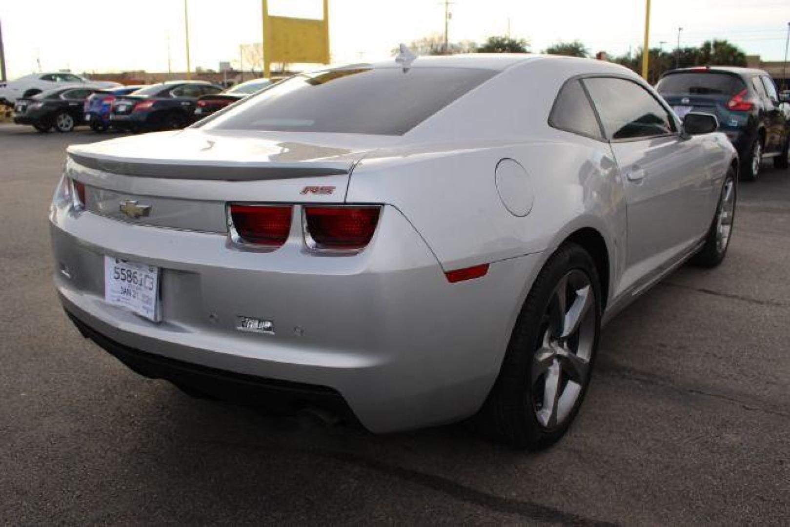 2013 SILVER Chevrolet Camaro Coupe 2LT (2G1FC1E36D9) with an 3.6L V6 DOHC 24V FFV engine, 6-Speed Automatic transmission, located at 2715 W Pioneer Pkwy, Arlington, TX, 76013, (817) 265-9009, 32.710262, -97.153236 - Photo#5
