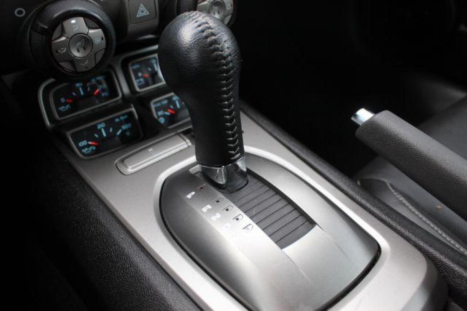 2013 SILVER Chevrolet Camaro Coupe 2LT (2G1FC1E36D9) with an 3.6L V6 DOHC 24V FFV engine, 6-Speed Automatic transmission, located at 2715 W Pioneer Pkwy, Arlington, TX, 76013, (817) 265-9009, 32.710262, -97.153236 - Photo#11