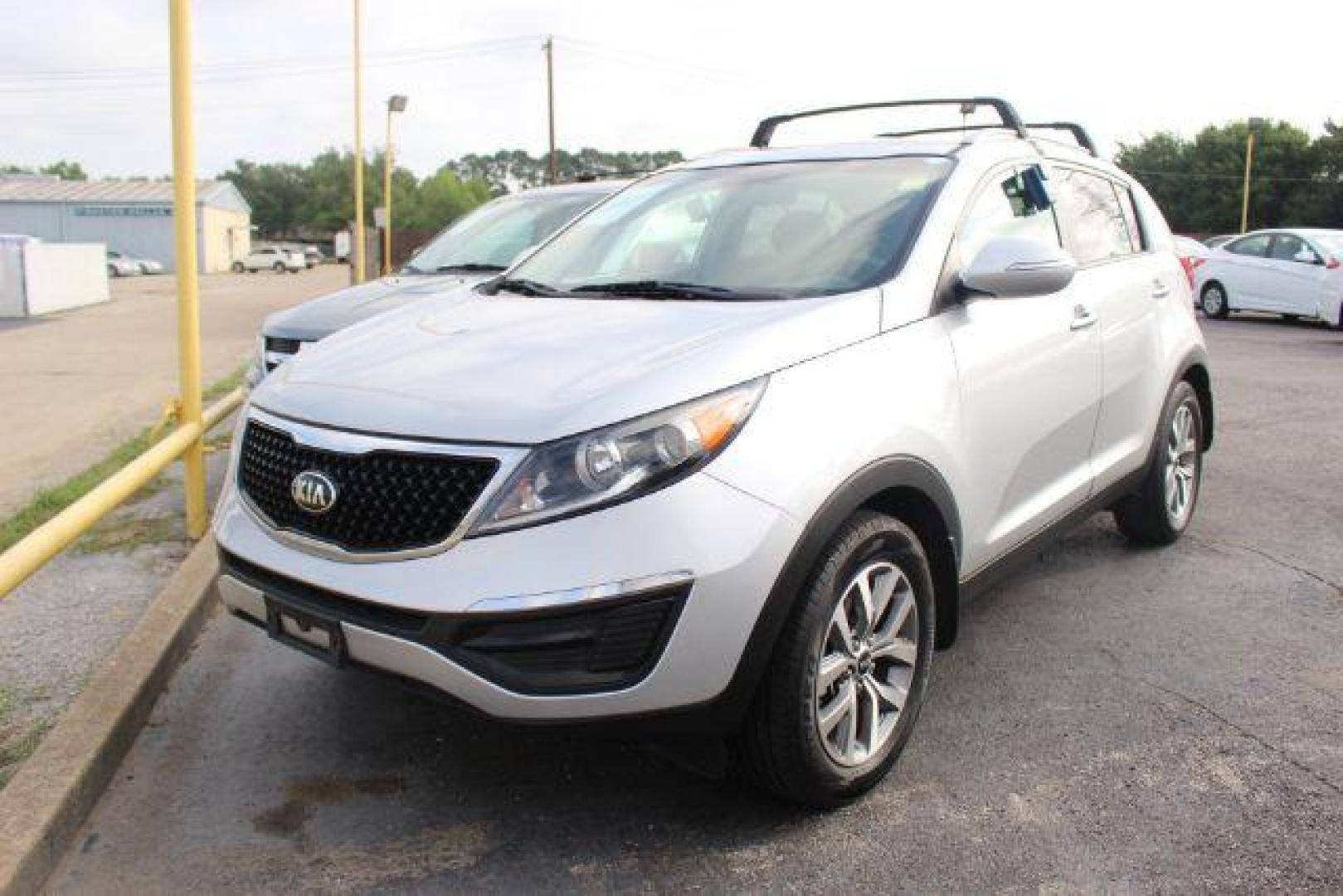 2015 SILVER Kia Sportage LX FWD (KNDPB3AC7F7) with an 2.4L V6 DOHC 24V engine, 6-Speed Automatic transmission, located at 2715 W Pioneer Pkwy, Arlington, TX, 76013, (817) 265-9009, 32.710262, -97.153236 - Photo#2