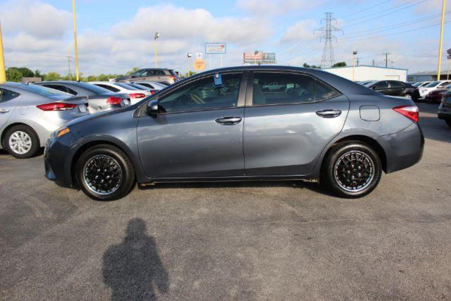 2016 GRAY Toyota Corolla LE CVT (5YFBURHE0GP) with an 1.8L L4 DOHC 16V engine, Continuously Variabl transmission, located at 2715 W Pioneer Pkwy, Arlington, TX, 76013, (817) 265-9009, 32.710262, -97.153236 - Photo #1