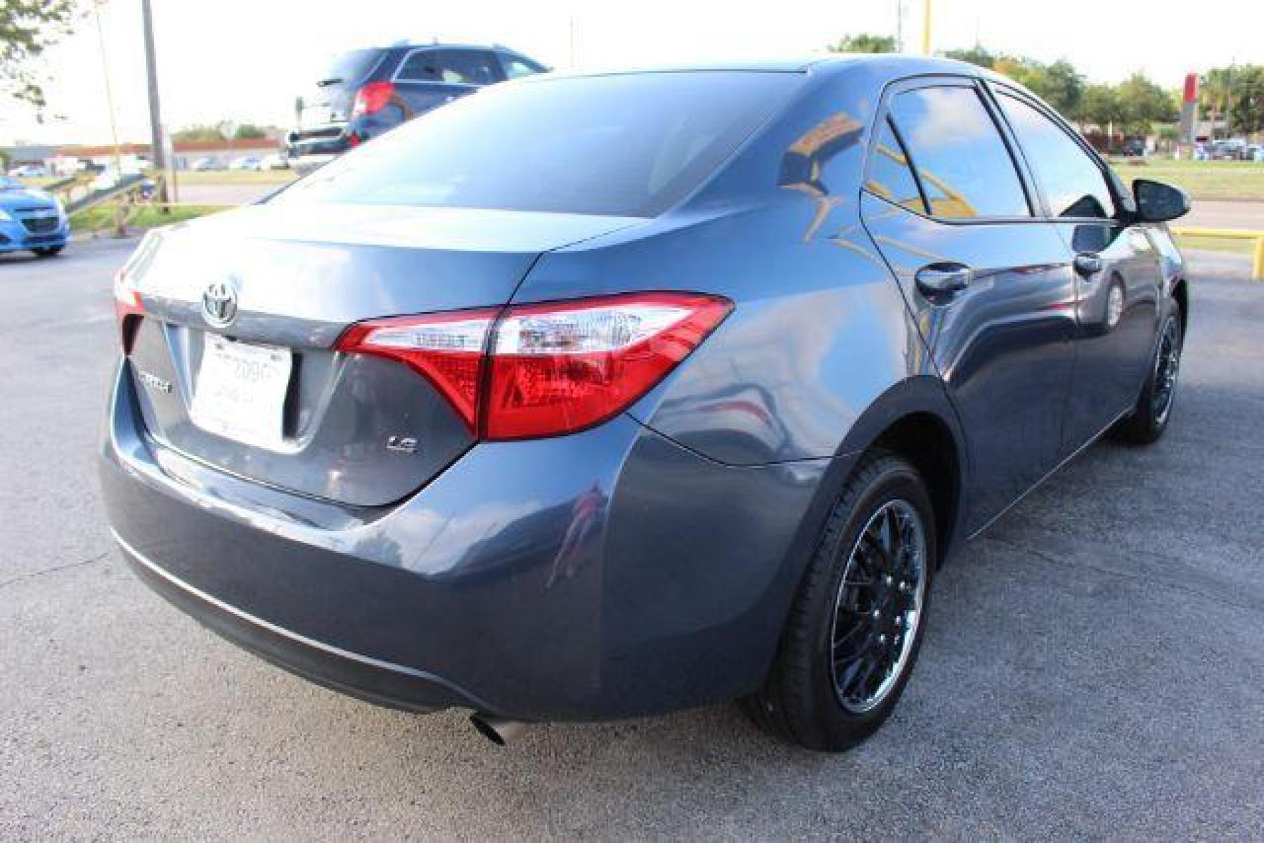 2016 GRAY Toyota Corolla LE CVT (5YFBURHE0GP) with an 1.8L L4 DOHC 16V engine, Continuously Variabl transmission, located at 2715 W Pioneer Pkwy, Arlington, TX, 76013, (817) 265-9009, 32.710262, -97.153236 - Photo #5