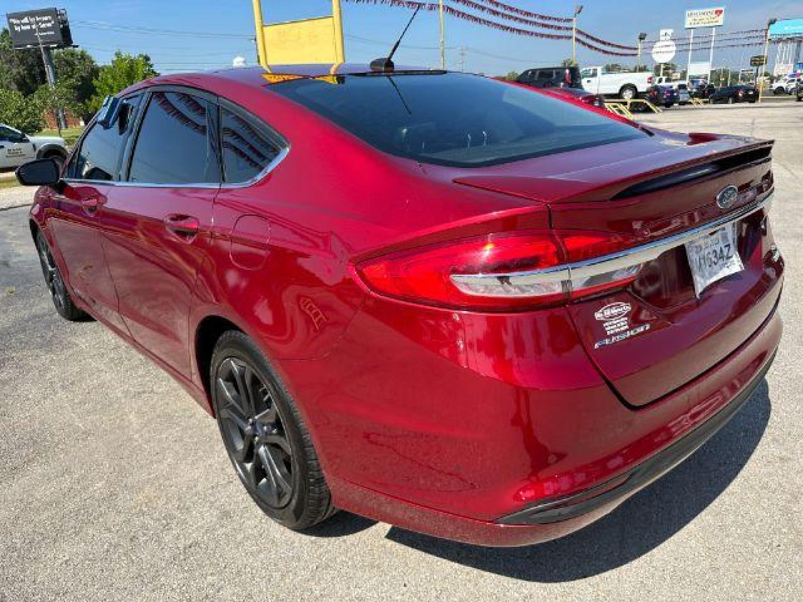 2018 RED Ford Fusion SE (3FA6P0HD6JR) with an 1.5L L4 DOHC 16V engine, 6-Speed Automatic transmission, located at 2715 W Pioneer Pkwy, Arlington, TX, 76013, (817) 265-9009, 32.710262, -97.153236 - Photo #8
