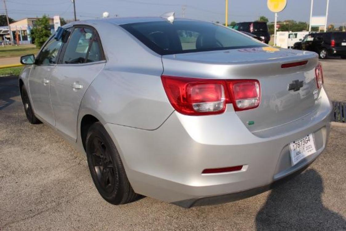 2016 Silver Chevrolet Malibu Limited 1LT (1G11C5SA5GF) with an 2.5L L4 DOHC 16V engine, 6-Speed Automatic transmission, located at 2715 W Pioneer Pkwy, Arlington, TX, 76013, (817) 265-9009, 32.710262, -97.153236 - Photo #4