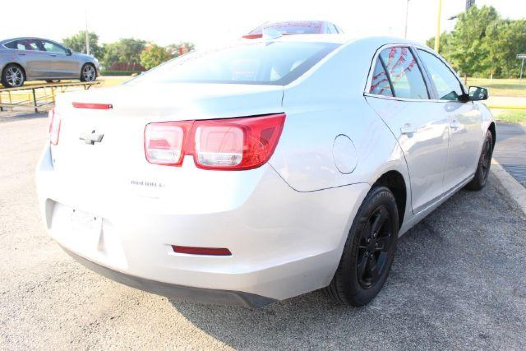 2016 Silver Chevrolet Malibu Limited 1LT (1G11C5SA5GF) with an 2.5L L4 DOHC 16V engine, 6-Speed Automatic transmission, located at 2715 W Pioneer Pkwy, Arlington, TX, 76013, (817) 265-9009, 32.710262, -97.153236 - Photo #5
