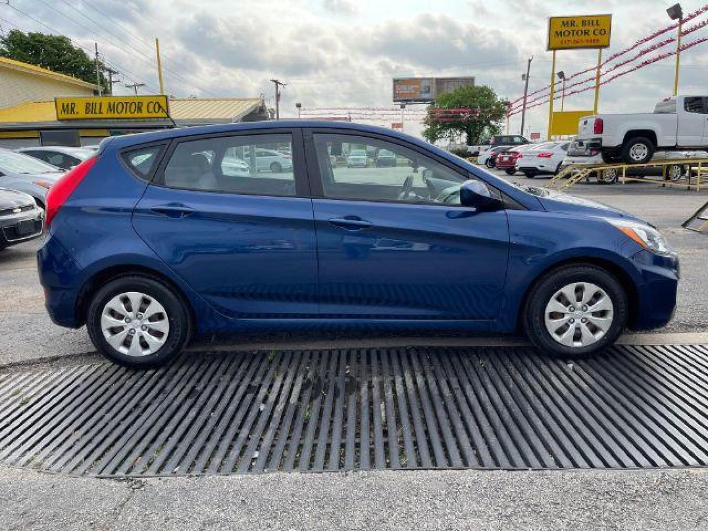 2016 BLUE Hyundai Accent SE 5-Door 6A (KMHCT5AE5GU) with an 1.6L L4 DOHC 16V engine, 6-Speed Automatic transmission, located at 2715 W Pioneer Pkwy, Arlington, TX, 76013, (817) 265-9009, 32.710262, -97.153236 - Photo#5