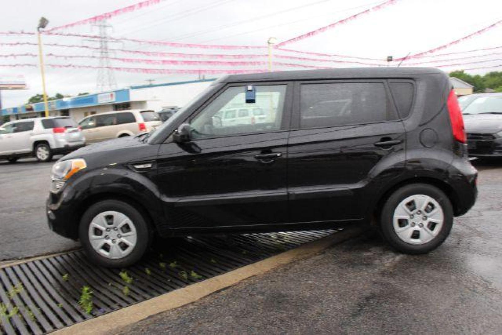 2013 BLACK Kia Soul Base (KNDJT2A59D7) with an 1.6L L4 DOHC 16V engine, 5-Speed Manual transmission, located at 2715 W Pioneer Pkwy, Arlington, TX, 76013, (817) 265-9009, 32.710262, -97.153236 - Photo#1