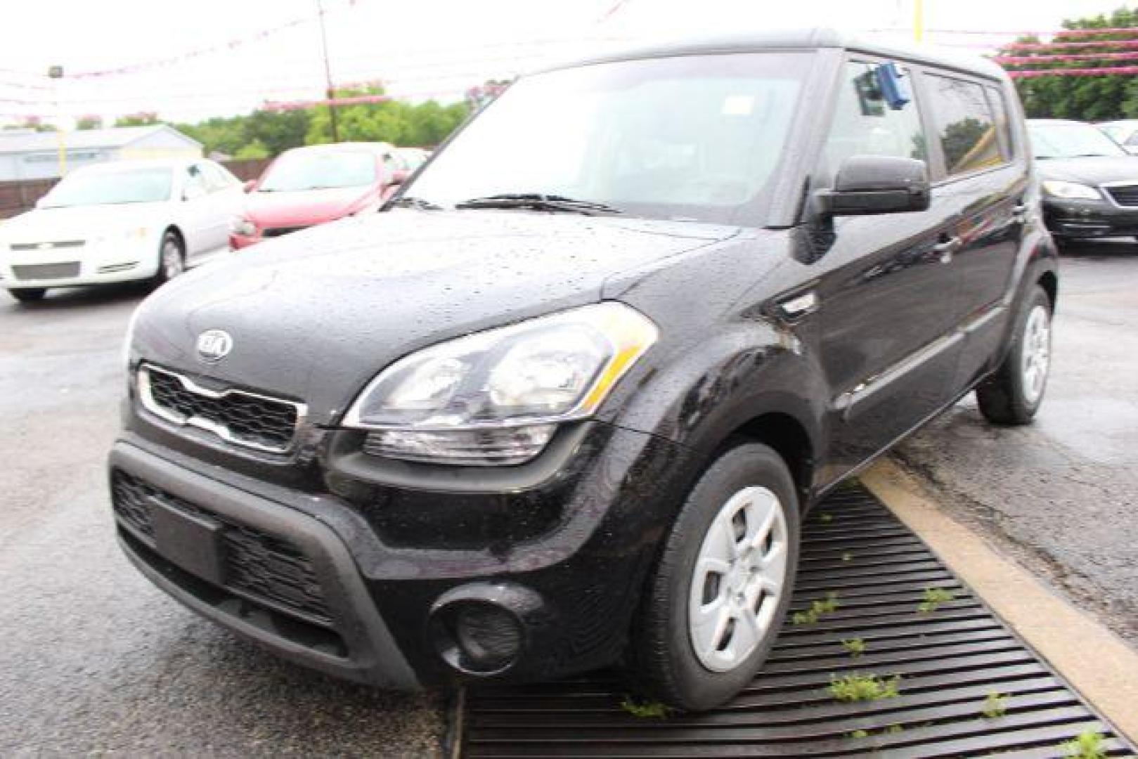 2013 BLACK Kia Soul Base (KNDJT2A59D7) with an 1.6L L4 DOHC 16V engine, 5-Speed Manual transmission, located at 2715 W Pioneer Pkwy, Arlington, TX, 76013, (817) 265-9009, 32.710262, -97.153236 - Photo#2