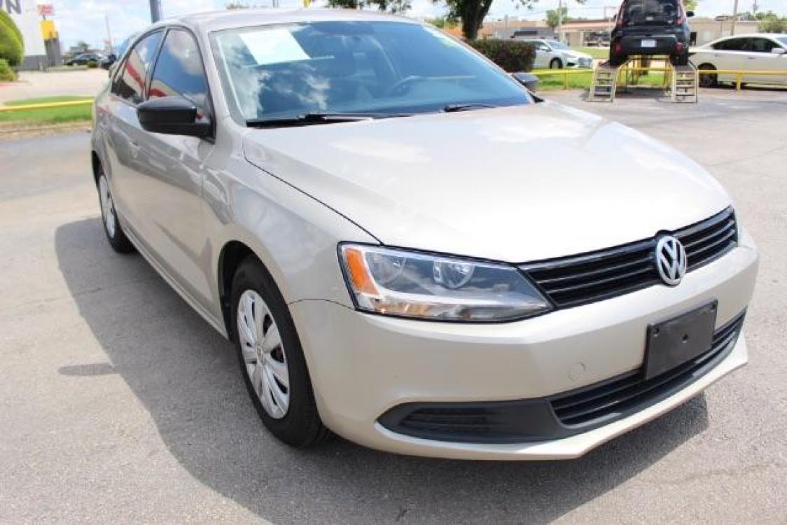 2014 SILVER Volkswagen Jetta S (3VW2K7AJ7EM) with an 2.0L L4 DOHC 20V engine, located at 2715 W Pioneer Pkwy, Arlington, TX, 76013, (817) 265-9009, 32.710262, -97.153236 - Photo #4