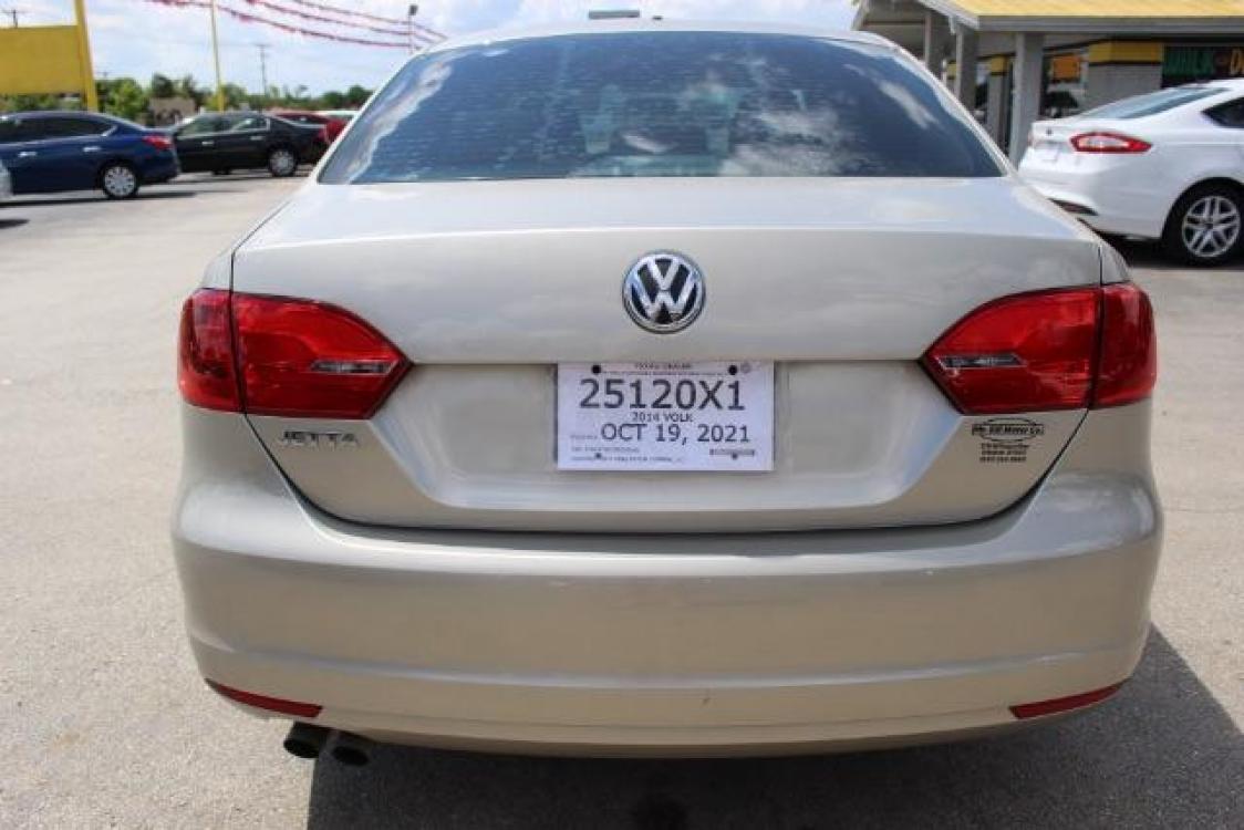 2014 SILVER Volkswagen Jetta S (3VW2K7AJ7EM) with an 2.0L L4 DOHC 20V engine, located at 2715 W Pioneer Pkwy, Arlington, TX, 76013, (817) 265-9009, 32.710262, -97.153236 - Photo #6