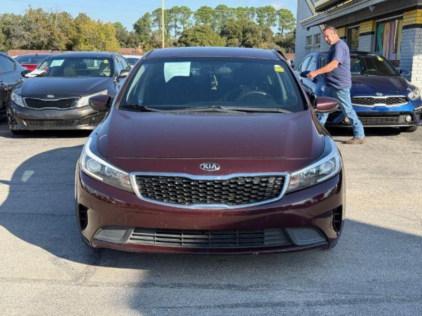2018 MAROON Kia Forte LX 6A (3KPFK4A70JE) with an 2.0L L4 DOHC 16V engine, 6-Speed Automatic transmission, located at 2715 W Pioneer Pkwy, Arlington, TX, 76013, (817) 265-9009, 32.710262, -97.153236 - Photo#4