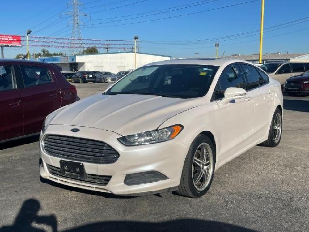 2015 WHITE Ford Fusion SE (3FA6P0H71FR) with an 2.5L L4 DOHC 16V engine, 6-Speed Automatic transmission, located at 2715 W Pioneer Pkwy, Arlington, TX, 76013, (817) 265-9009, 32.710262, -97.153236 - Photo #1