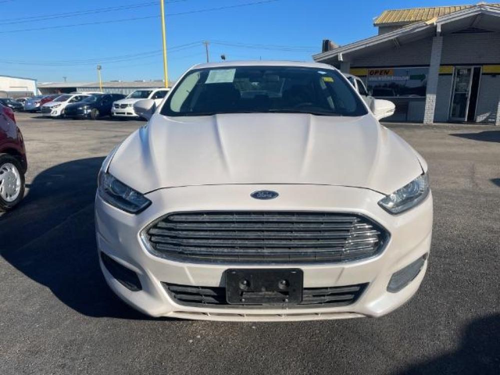 2015 WHITE Ford Fusion SE (3FA6P0H71FR) with an 2.5L L4 DOHC 16V engine, 6-Speed Automatic transmission, located at 2715 W Pioneer Pkwy, Arlington, TX, 76013, (817) 265-9009, 32.710262, -97.153236 - Photo #2