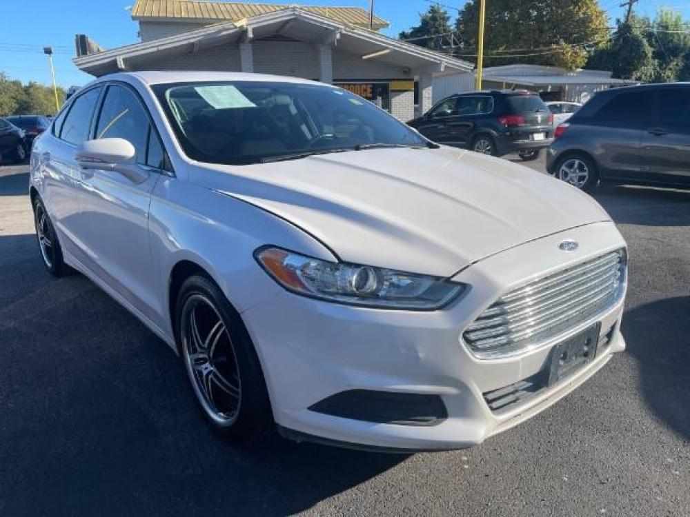 2015 WHITE Ford Fusion SE (3FA6P0H71FR) with an 2.5L L4 DOHC 16V engine, 6-Speed Automatic transmission, located at 2715 W Pioneer Pkwy, Arlington, TX, 76013, (817) 265-9009, 32.710262, -97.153236 - Photo #3