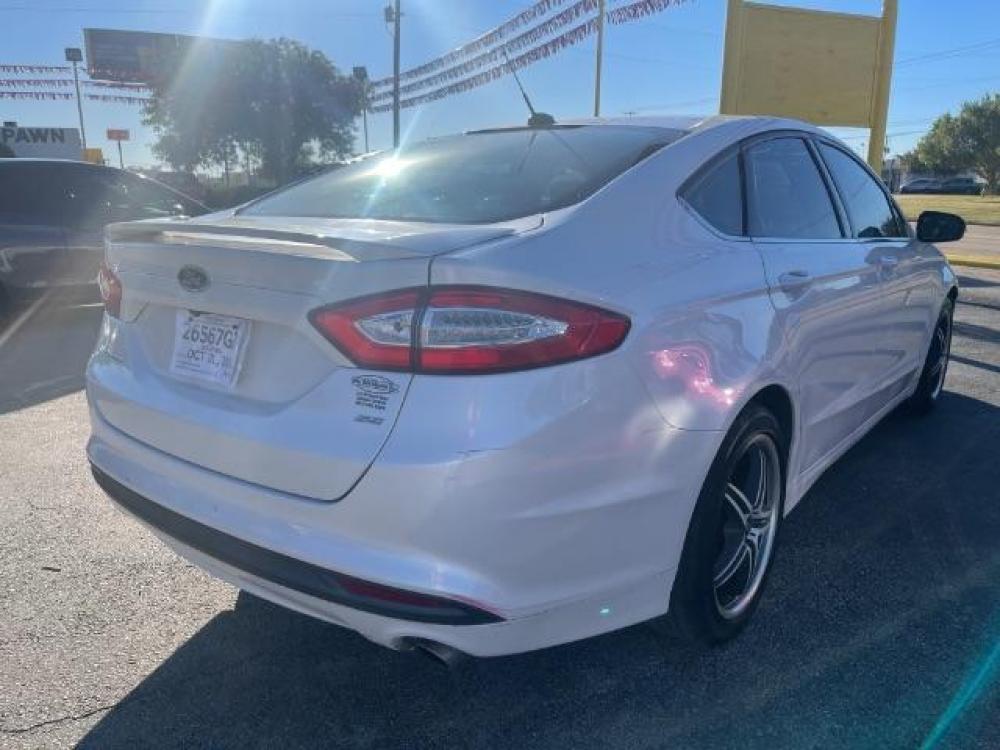 2015 WHITE Ford Fusion SE (3FA6P0H71FR) with an 2.5L L4 DOHC 16V engine, 6-Speed Automatic transmission, located at 2715 W Pioneer Pkwy, Arlington, TX, 76013, (817) 265-9009, 32.710262, -97.153236 - Photo #4