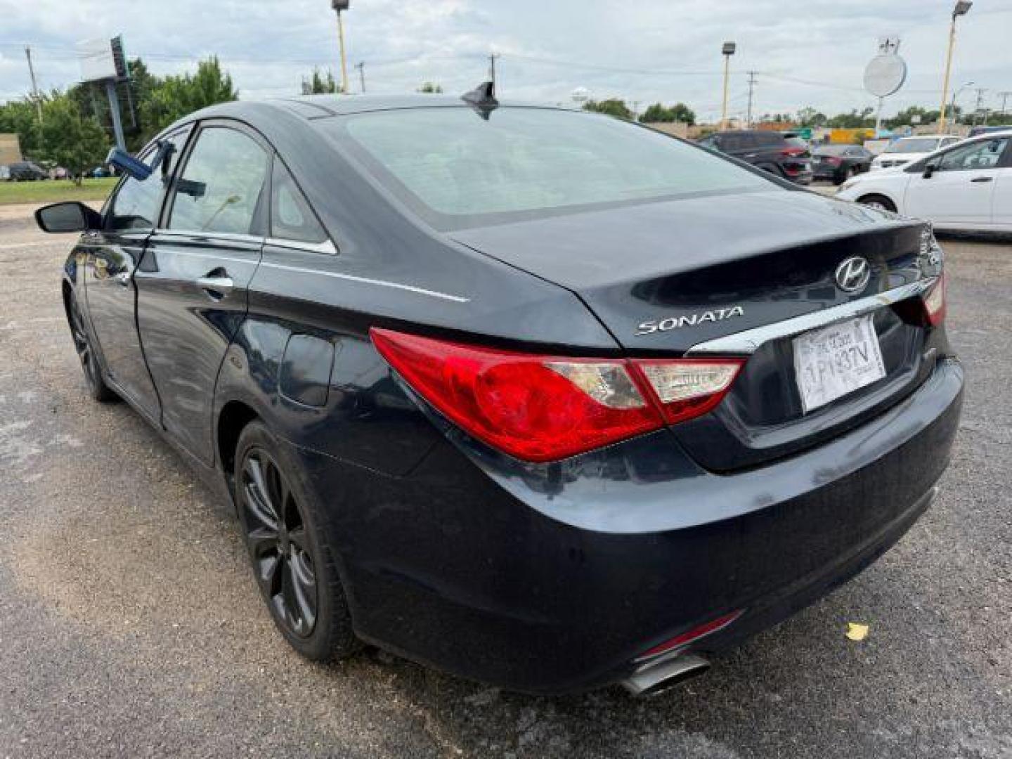 2012 Midnight Black Hyundai Sonata SE Auto (5NPEC4AB8CH) with an 2.0L L4 DOHC 16V engine, 6-Speed Automatic transmission, located at 2715 W Pioneer Pkwy, Arlington, TX, 76013, (817) 265-9009, 32.710262, -97.153236 - Photo#8
