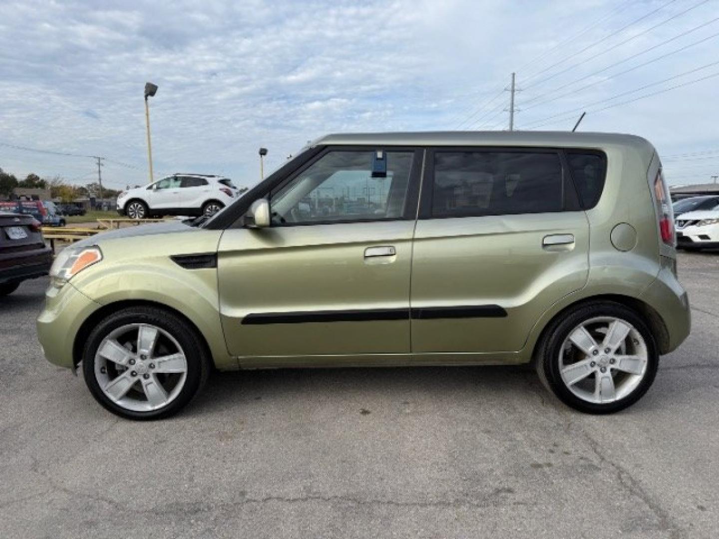 2010 Green Kia Soul ! (KNDJT2A27A7) with an 2.0L L4 DOHC 16V engine, located at 2715 W Pioneer Pkwy, Arlington, TX, 76013, (817) 265-9009, 32.710262, -97.153236- Photo#1
