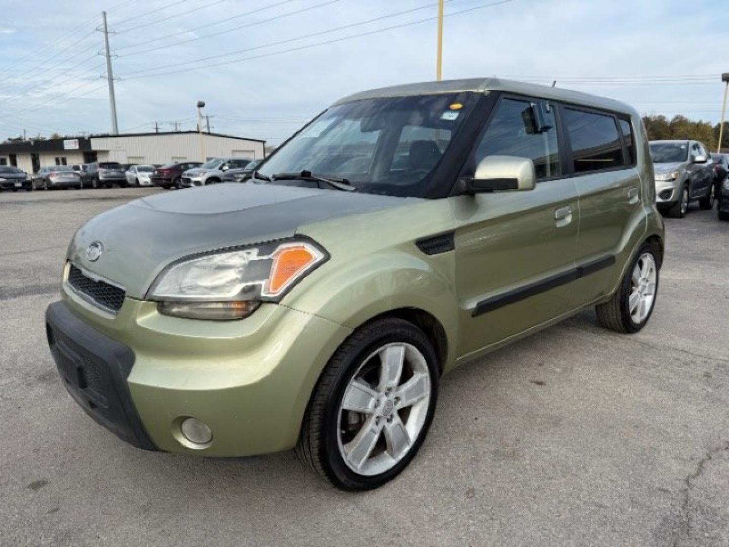 2010 Green Kia Soul ! (KNDJT2A27A7) with an 2.0L L4 DOHC 16V engine, located at 2715 W Pioneer Pkwy, Arlington, TX, 76013, (817) 265-9009, 32.710262, -97.153236- Photo#2