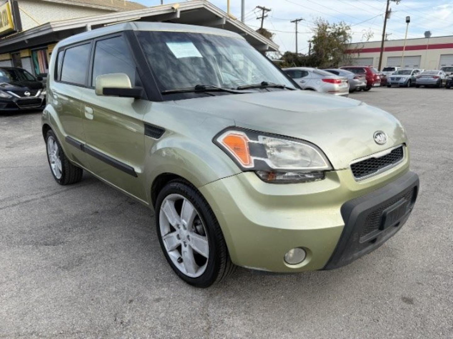 2010 Green Kia Soul ! (KNDJT2A27A7) with an 2.0L L4 DOHC 16V engine, located at 2715 W Pioneer Pkwy, Arlington, TX, 76013, (817) 265-9009, 32.710262, -97.153236- Photo#3