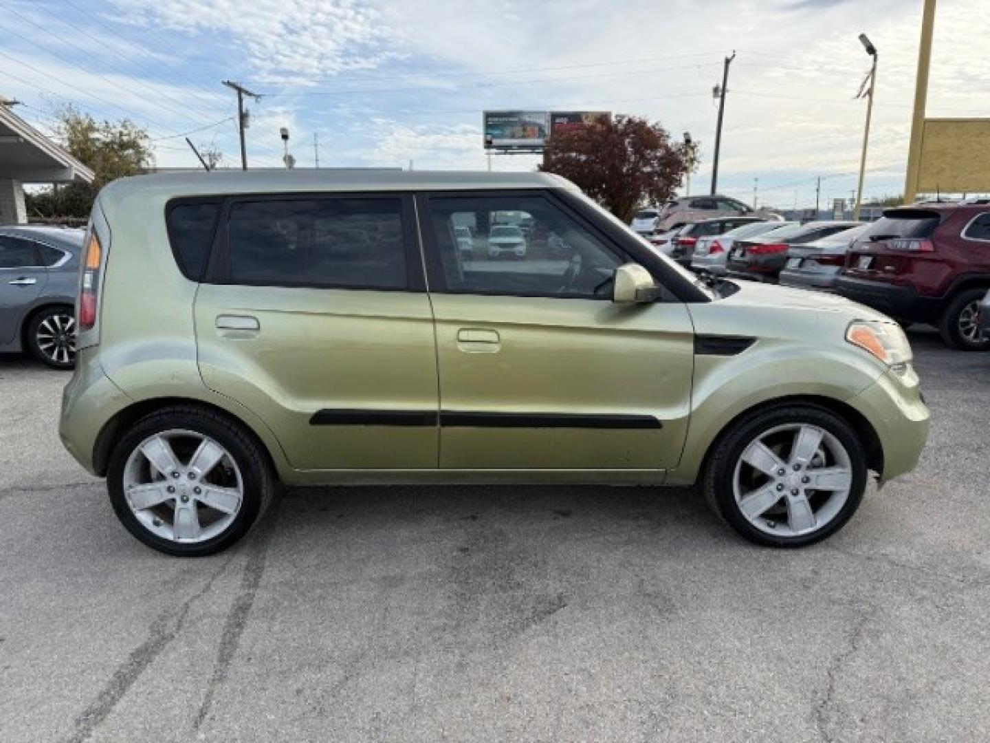 2010 Green Kia Soul ! (KNDJT2A27A7) with an 2.0L L4 DOHC 16V engine, located at 2715 W Pioneer Pkwy, Arlington, TX, 76013, (817) 265-9009, 32.710262, -97.153236- Photo#4
