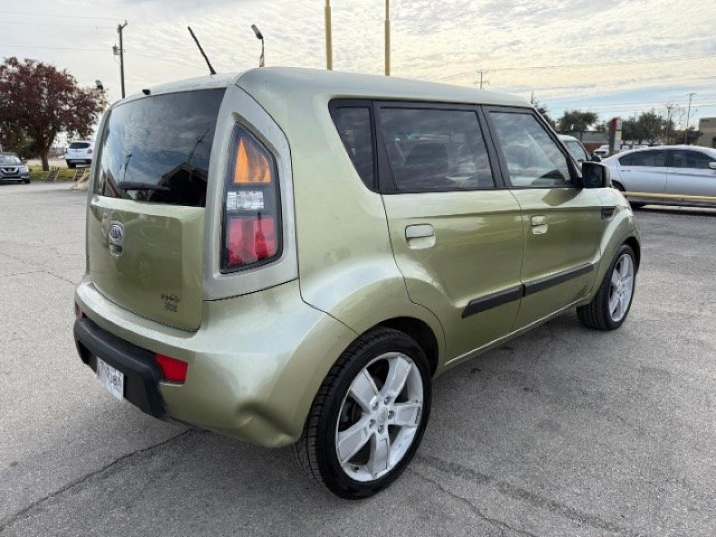 2010 Green Kia Soul ! (KNDJT2A27A7) with an 2.0L L4 DOHC 16V engine, located at 2715 W Pioneer Pkwy, Arlington, TX, 76013, (817) 265-9009, 32.710262, -97.153236- Photo#5