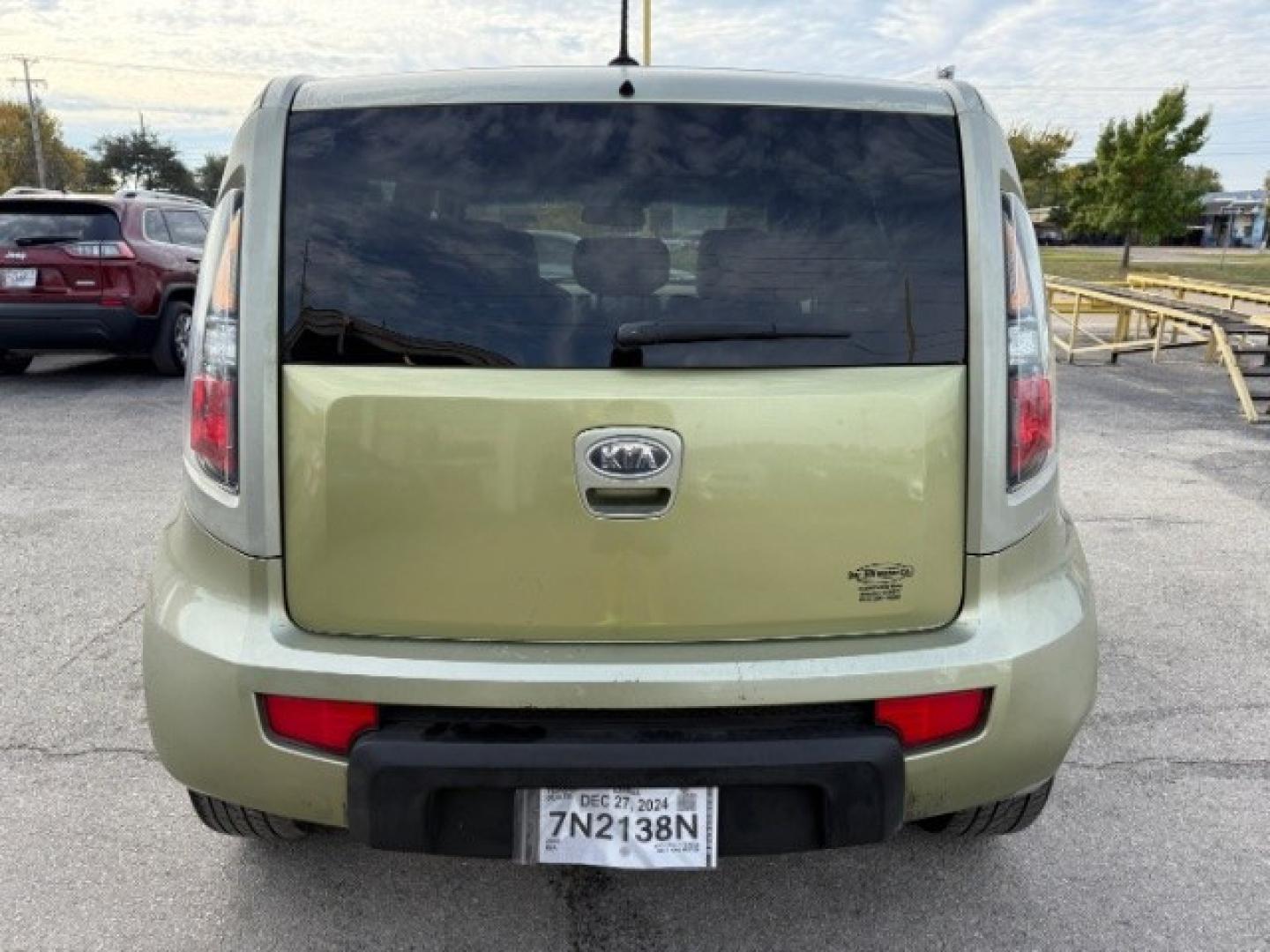2010 Green Kia Soul ! (KNDJT2A27A7) with an 2.0L L4 DOHC 16V engine, located at 2715 W Pioneer Pkwy, Arlington, TX, 76013, (817) 265-9009, 32.710262, -97.153236- Photo#6