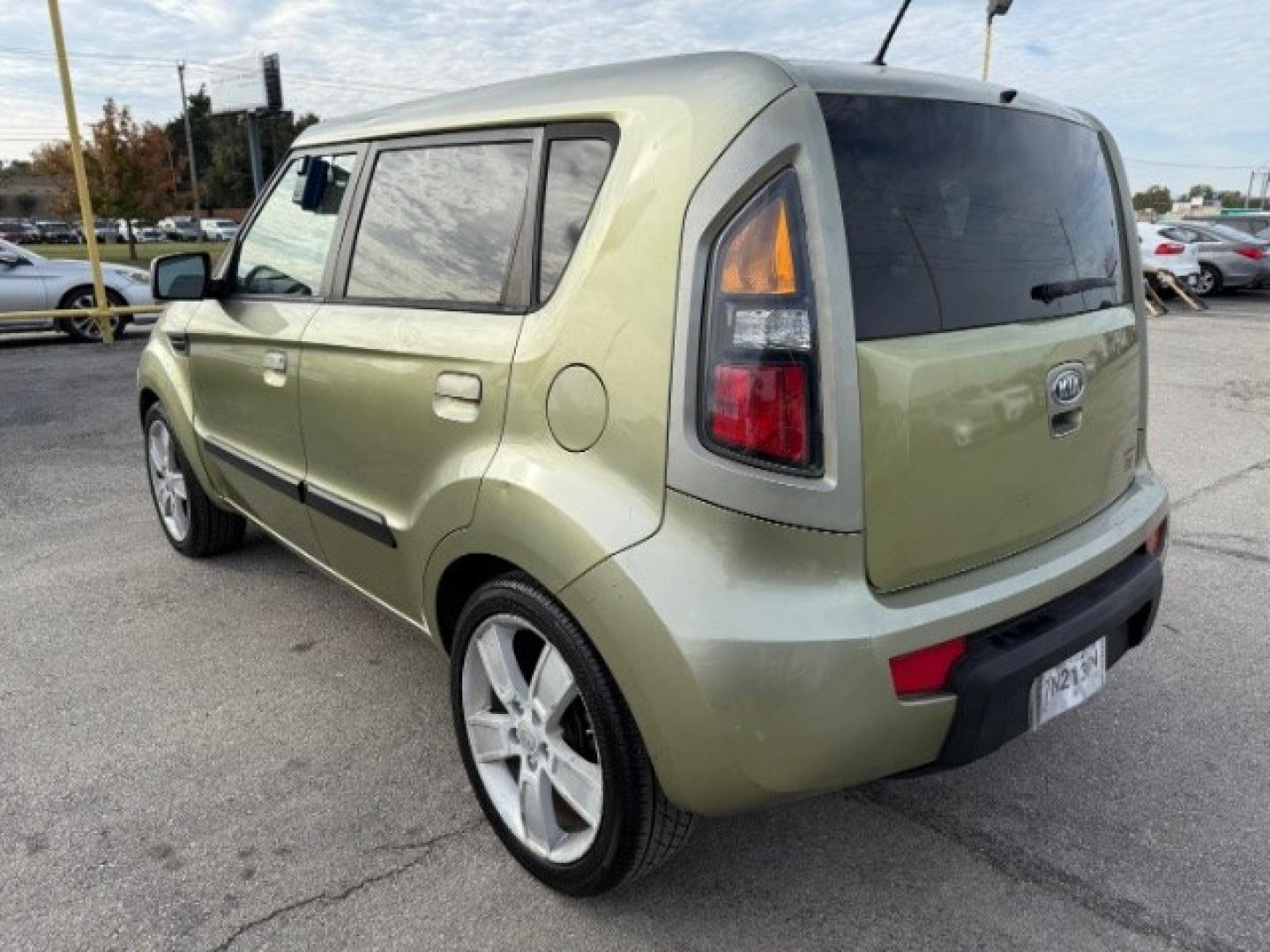 2010 Green Kia Soul ! (KNDJT2A27A7) with an 2.0L L4 DOHC 16V engine, located at 2715 W Pioneer Pkwy, Arlington, TX, 76013, (817) 265-9009, 32.710262, -97.153236- Photo#8