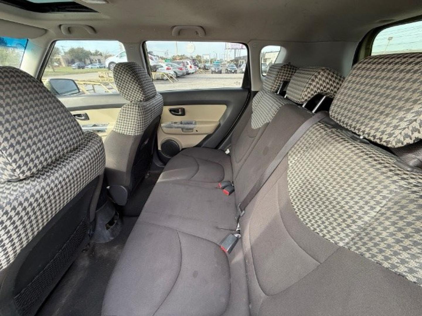 2010 Green Kia Soul ! (KNDJT2A27A7) with an 2.0L L4 DOHC 16V engine, located at 2715 W Pioneer Pkwy, Arlington, TX, 76013, (817) 265-9009, 32.710262, -97.153236- Photo#11