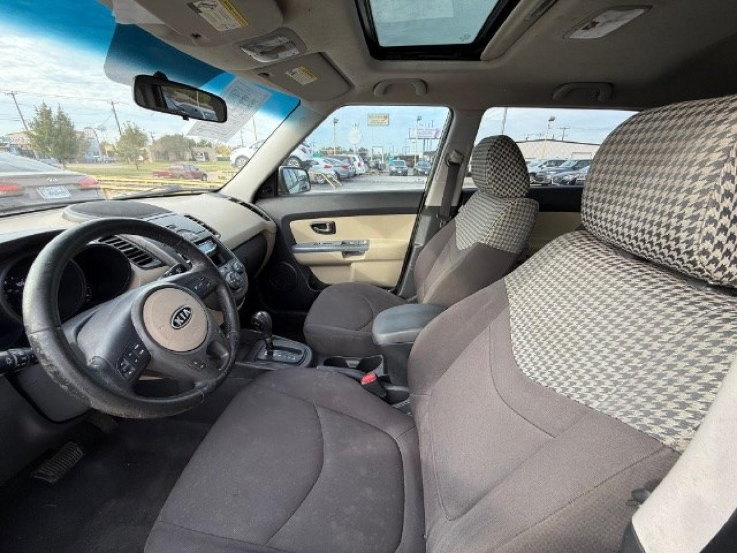 2010 Green Kia Soul ! (KNDJT2A27A7) with an 2.0L L4 DOHC 16V engine, located at 2715 W Pioneer Pkwy, Arlington, TX, 76013, (817) 265-9009, 32.710262, -97.153236- Photo#13