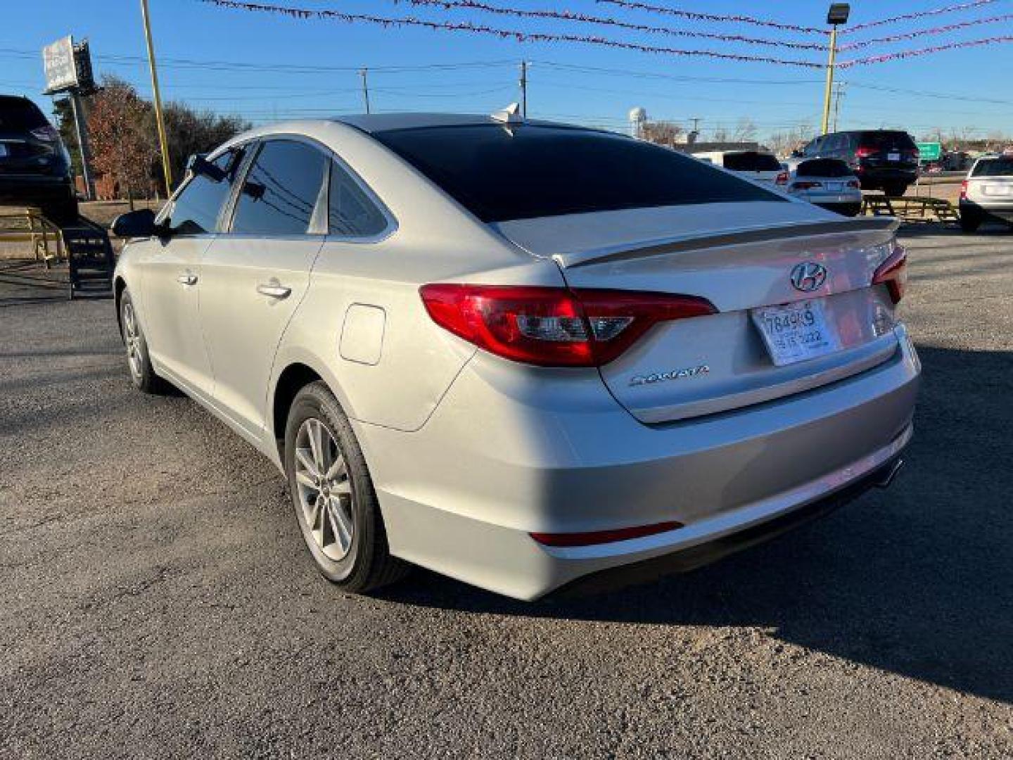 2015 SILVER Hyundai Sonata SE (5NPE24AF0FH) with an 2.4L L4 DOHC 16V engine, 7-Speed Automatic transmission, located at 2715 W Pioneer Pkwy, Arlington, TX, 76013, (817) 265-9009, 32.710262, -97.153236 - Photo#8