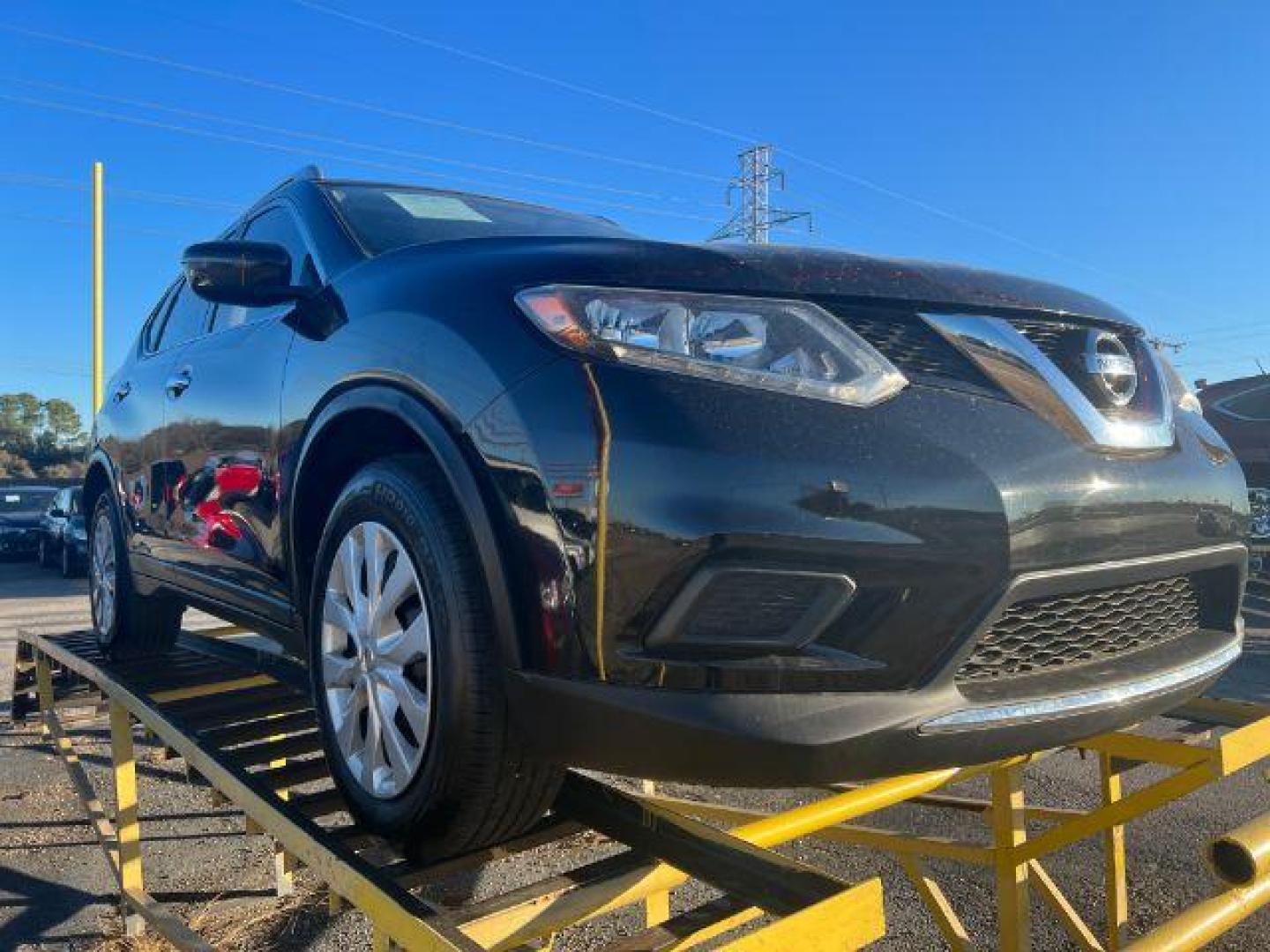 2016 Black Nissan Rogue S 2WD (KNMAT2MT2GP) with an 2.5L L4 DOHC 16V engine, Continuously Variabl transmission, located at 2715 W Pioneer Pkwy, Arlington, TX, 76013, (817) 265-9009, 32.710262, -97.153236 - Photo#4