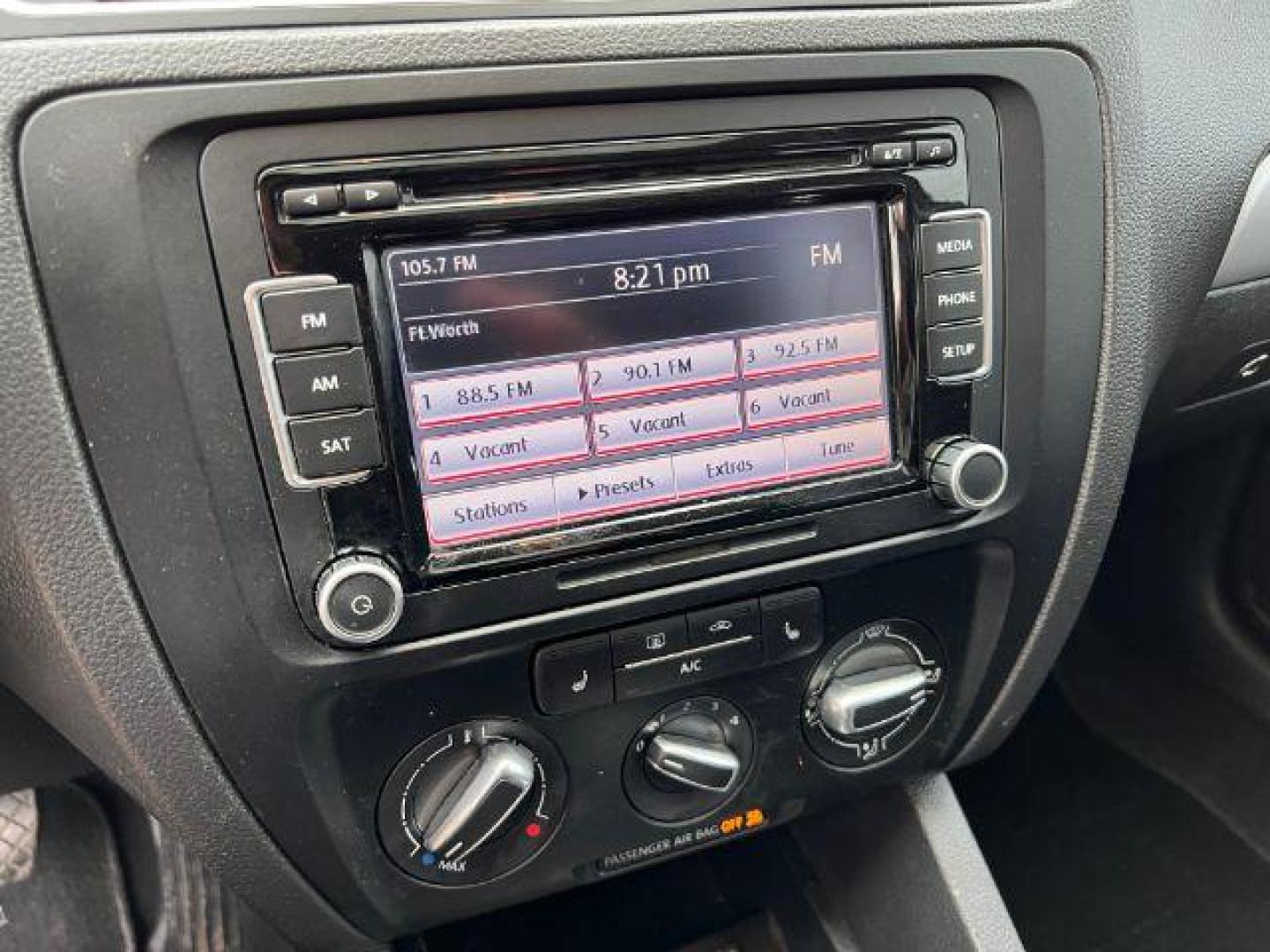 2013 SILVER Volkswagen Jetta SE (3VWDP7AJ9DM) with an 2.5L L5 DOHC 20V engine, located at 2715 W Pioneer Pkwy, Arlington, TX, 76013, (817) 265-9009, 32.710262, -97.153236 - Photo#17